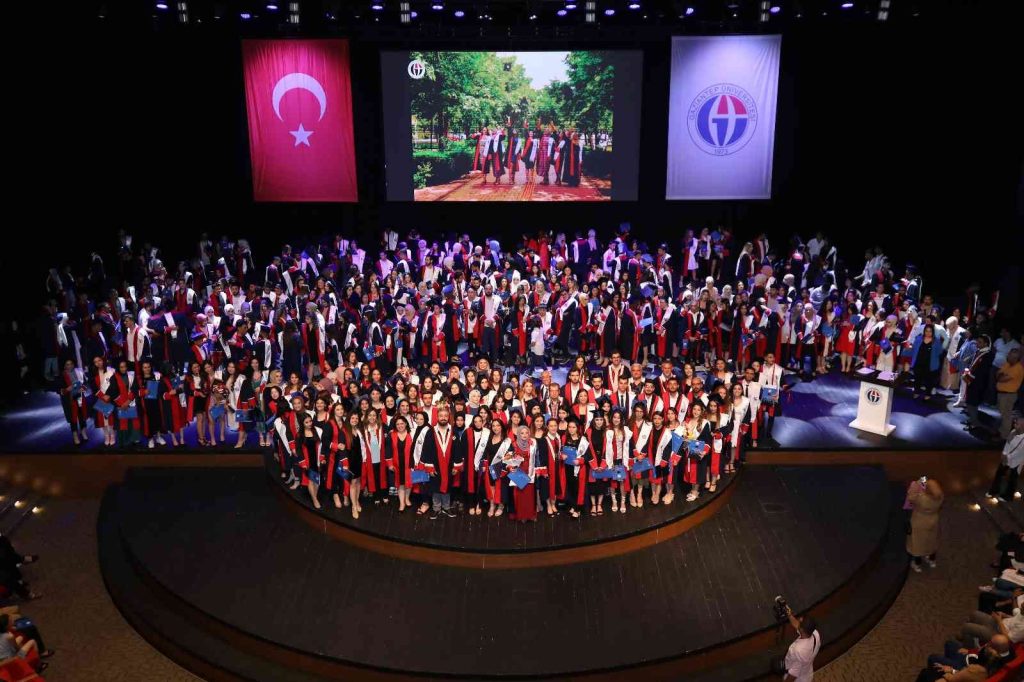 Fen Edebiyat Fakültesi’nde mezuniyet coşkusu