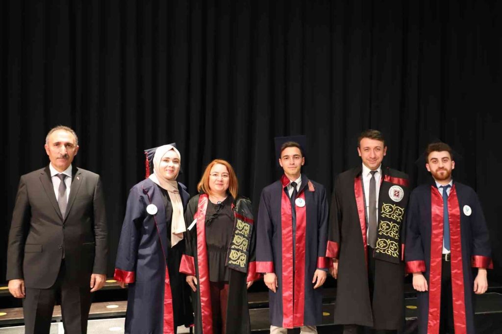 Fırat Üniversitesi mezunlarını vermeyi sürdürüyor