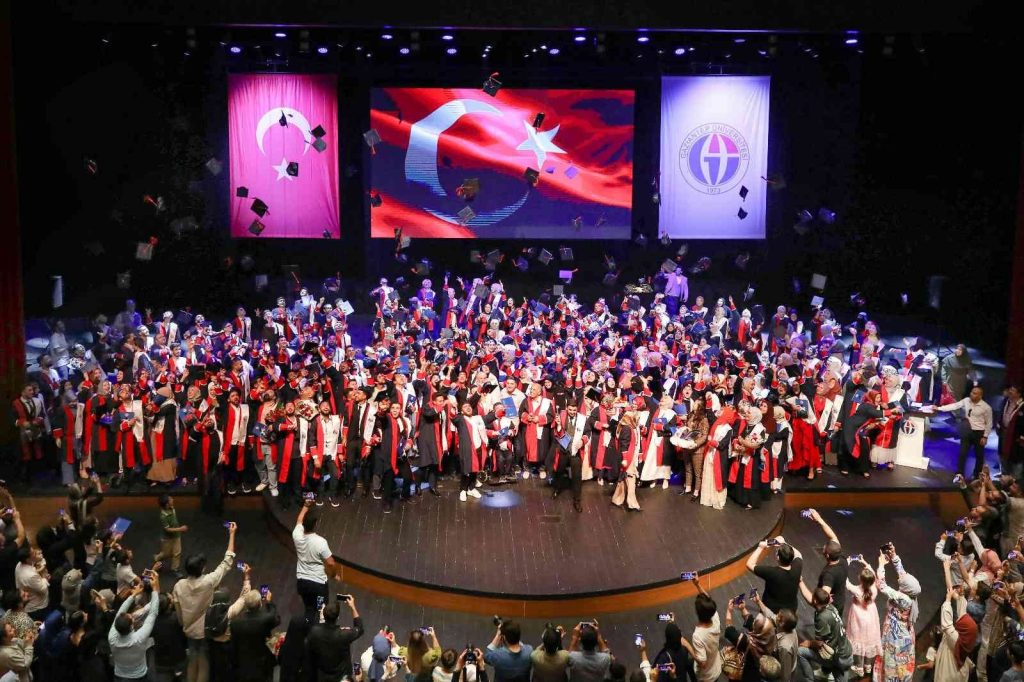 GAÜN İlahiyat Fakültesi’nde mezuniyet sevinci