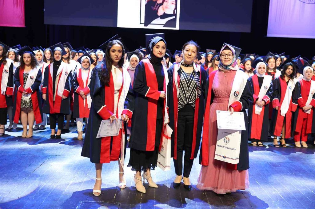 GAÜN Sağlık Bilimleri Fakültesi’nde mezuniyet coşkusu