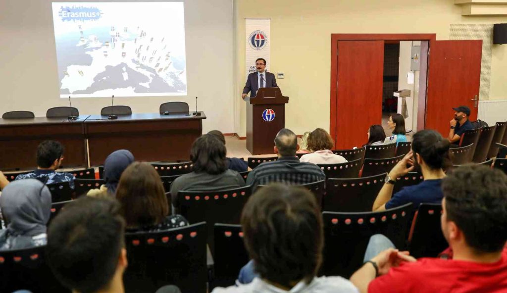GAÜN’de yurt dışına gidecek öğrenciler bilgilendirildi