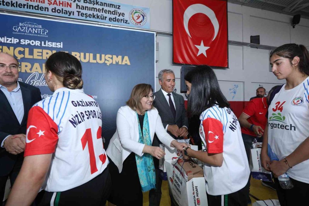 Gaziantep Büyükşehir’den Nizip Spor Lisesine malzeme yardımı