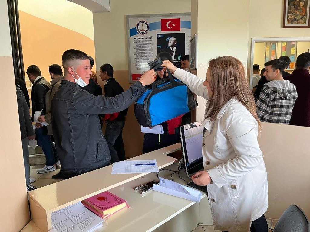Gaziantep’te Mehmetçiğe 67 bin asker çantası
