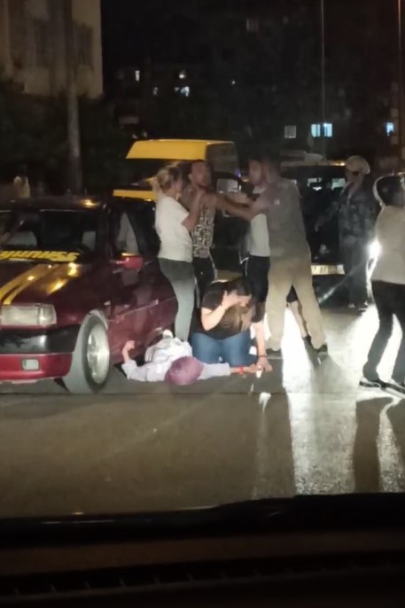 Hamile kadın bayıldı, sürücüler kavgaya devam etti