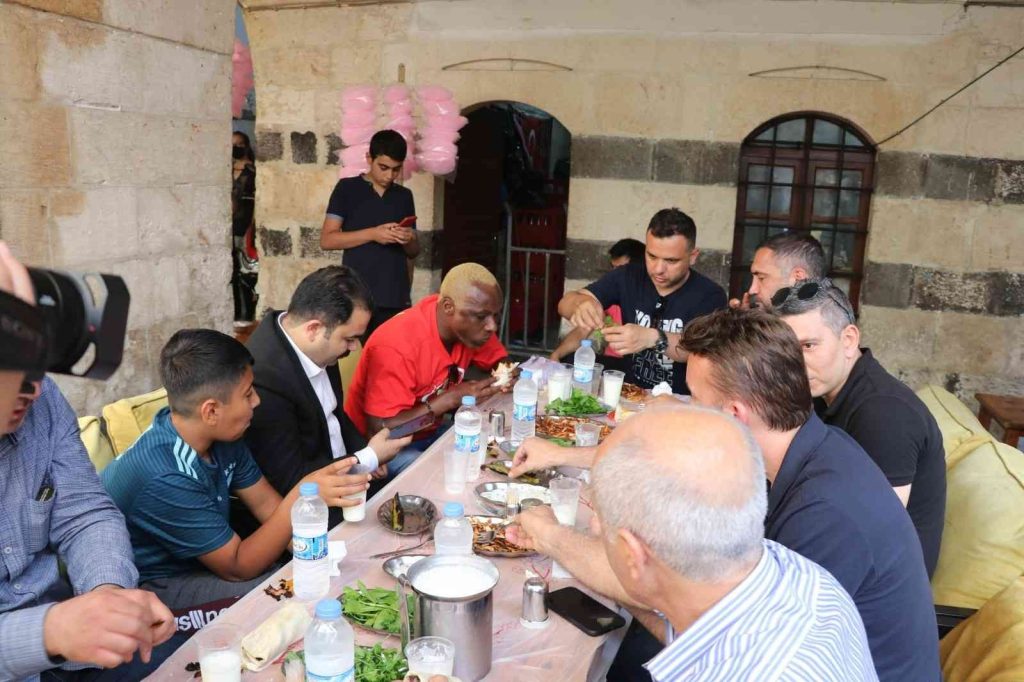 İbrahim Yattara ve Ümit Karan Urfa ciğerine hayran kaldı