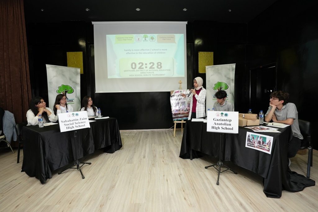 İngilizce münazara yarışmasının finali yapıldı