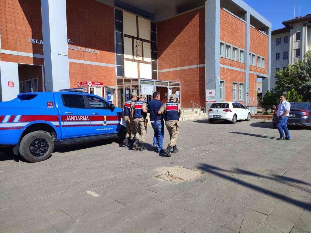 Jandarma firari hükümlüyü kıskıvrak yakaladı