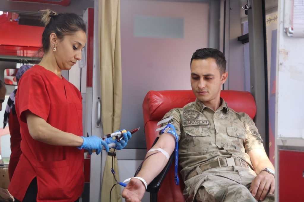 Kan bağışıyla örnek oldular