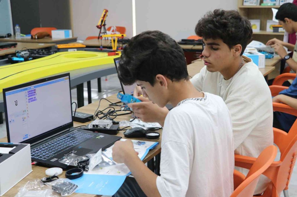 Karaköprü’de gençler robotik kodlama eğitimi alıyor