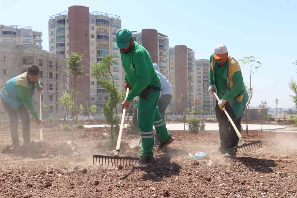 Karaköprü’de yeni yeşil alanların yapımı sürüyor