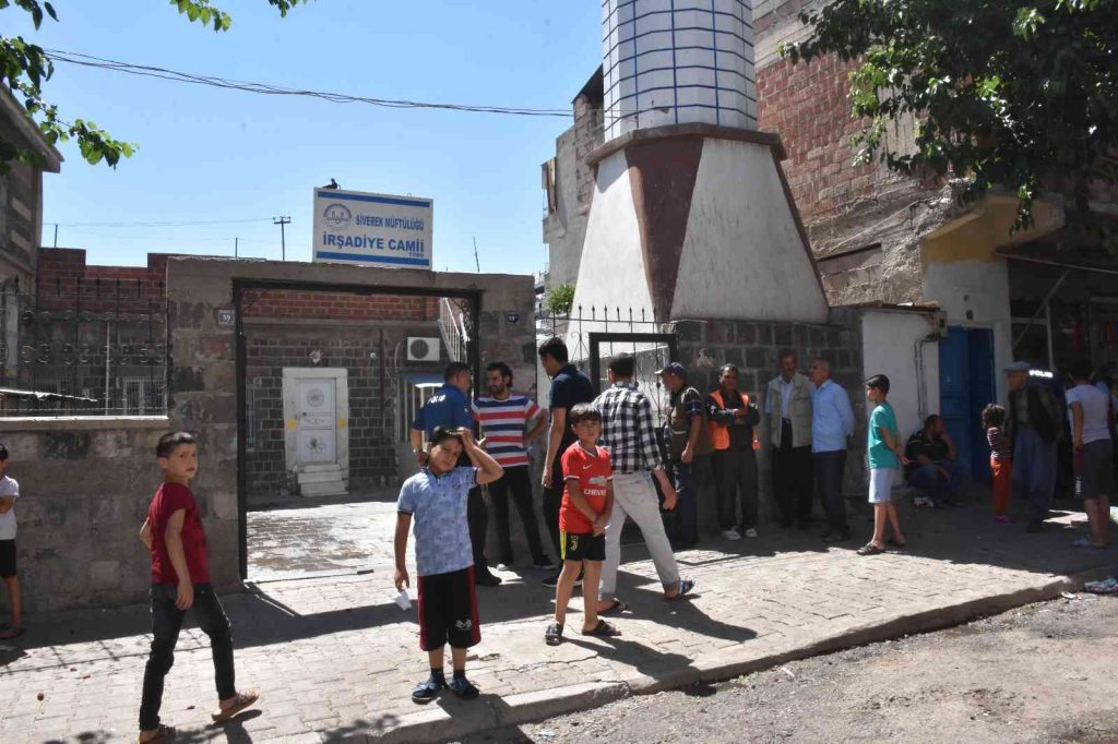 Klimadan çıkan yangın camide büyük hasara yol açtı