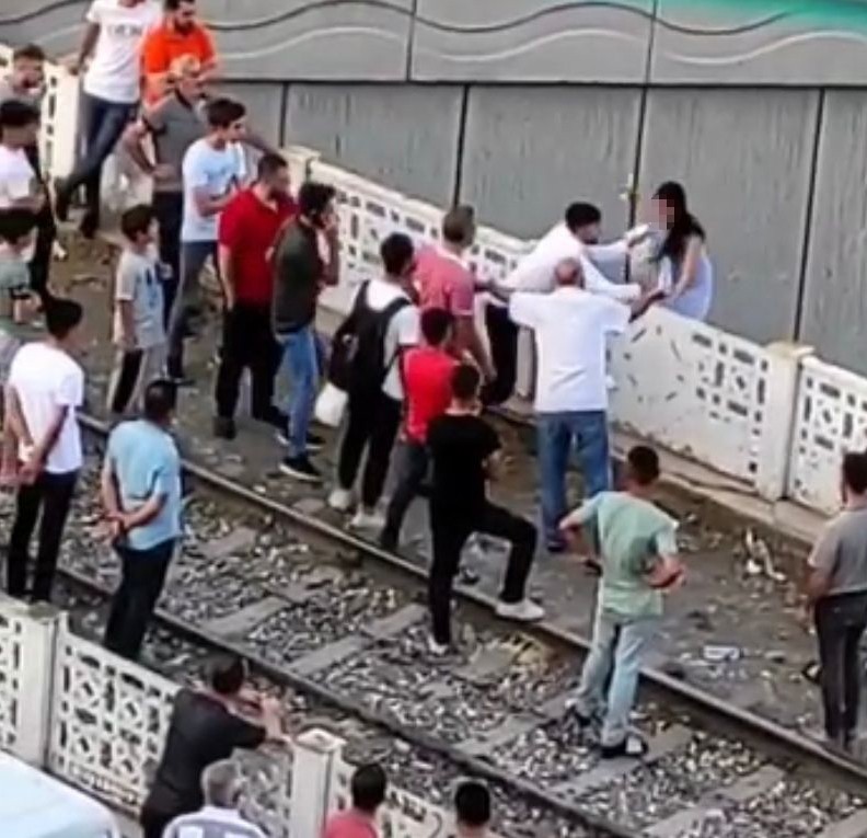 Köprüye çıkan genç kızı kurtarmak istedi, kollarından kayıp gitti