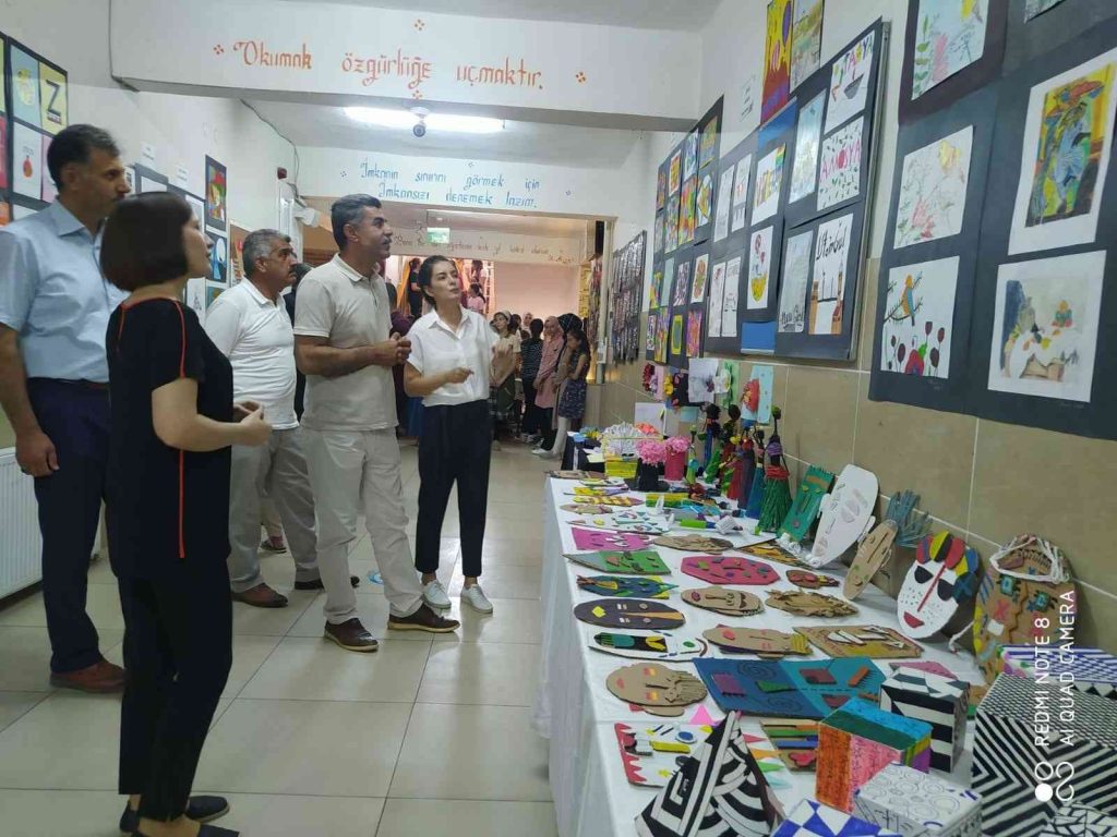 Kovancılar’da öğrenciler el becerilerini yıl sonu sergisinde beğeniye sundu