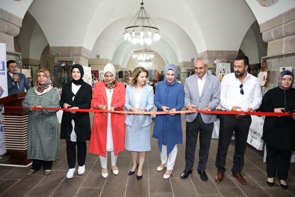 Kursiyerlerin el emeği ürünleri Kervansaray’da sergileniyor