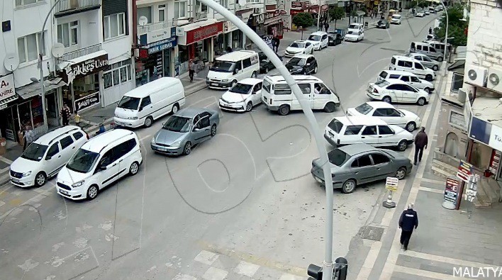 Malatya’daki trafik kazaları kameralara yansıdı