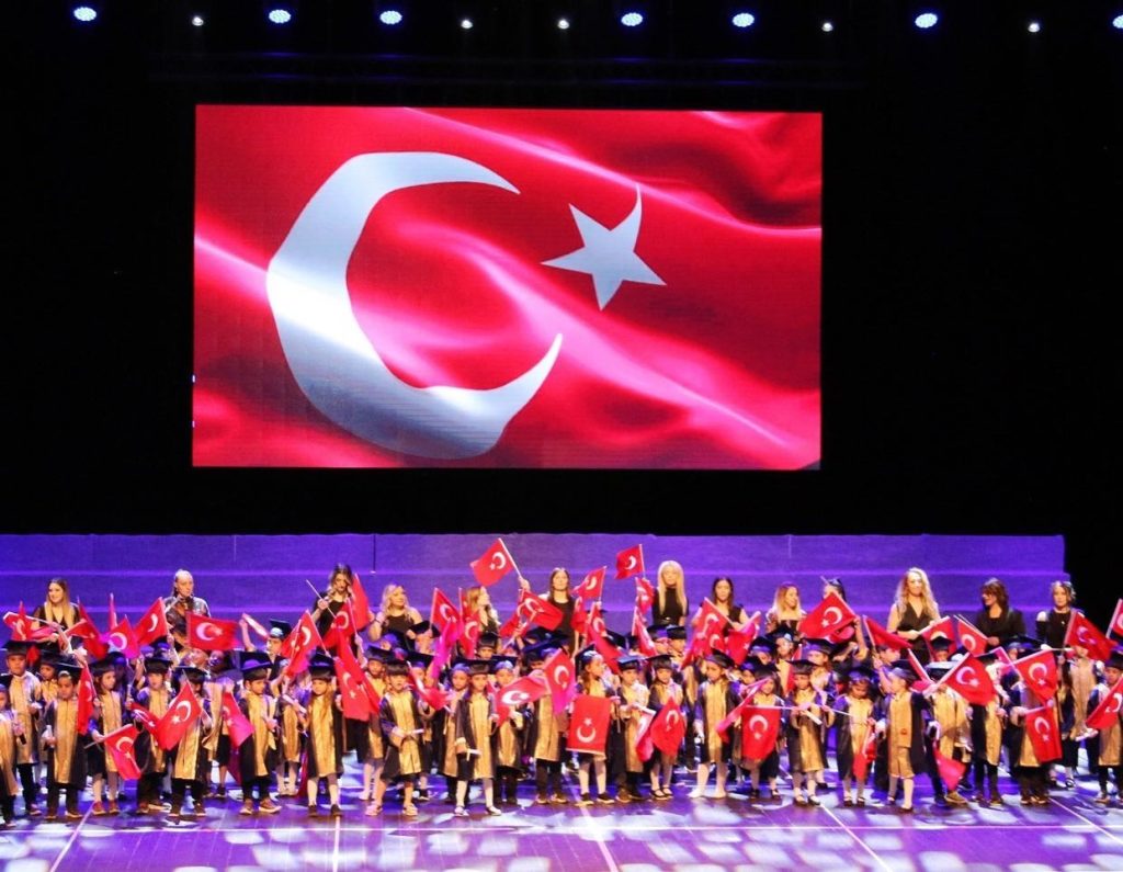 Minik öğrencilerin mezuniyet gururu