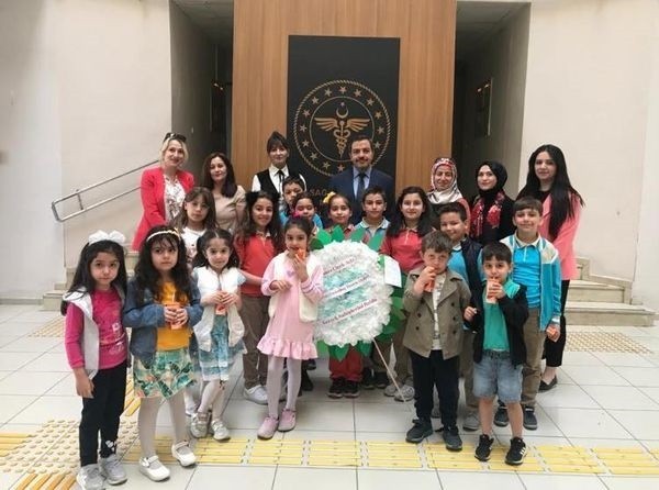 Öğrenciler maskelerden çiçek yaptı