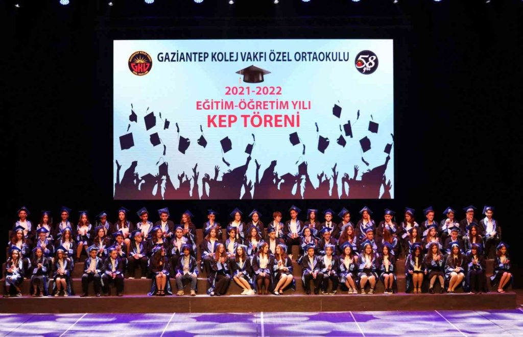 Ortaokul öğrencilerinde mezuniyet coşkusu