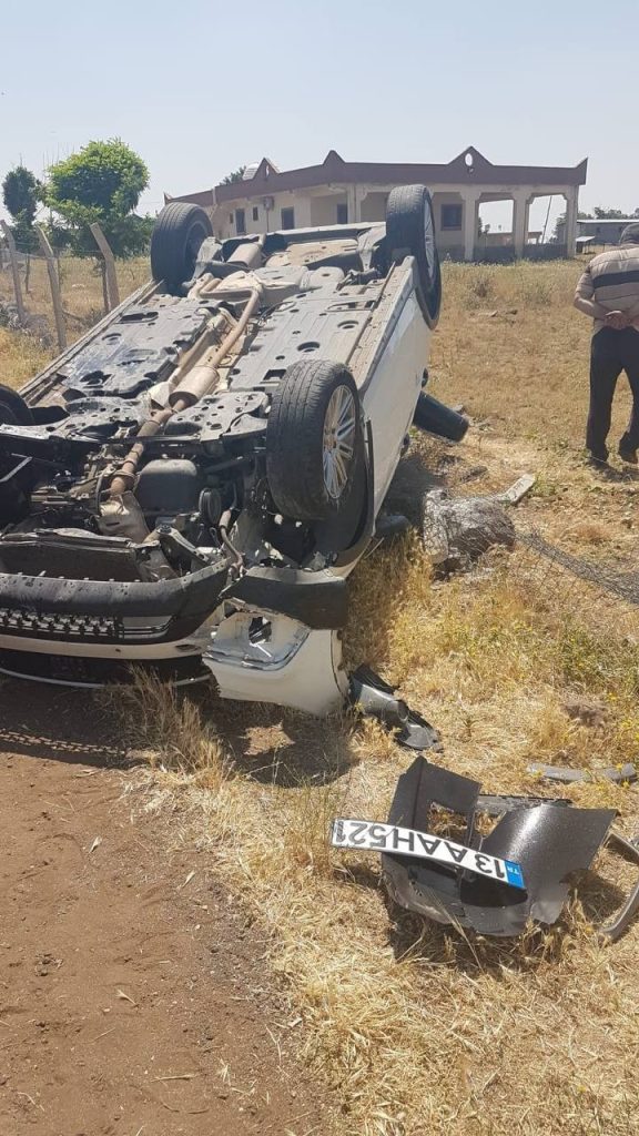 Otomobilin takla atma anı güvenlik kamerasında