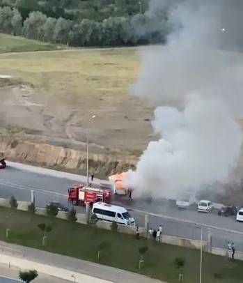 Park halindeki minibüs alev topuna döndü