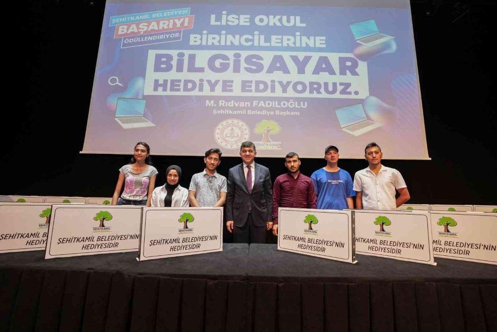 Şehitkamil’deki lise öğrencilerine dizüstü bilgisayar ödülü