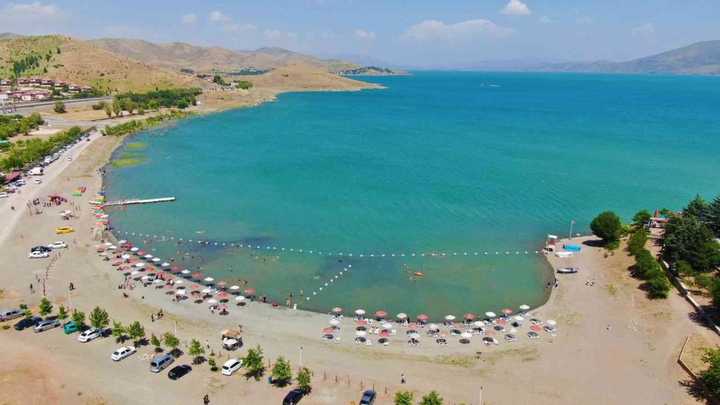 Sıcaklar arttı, vatandaşlar doğunun gizli denizi Hazar’a akın etti