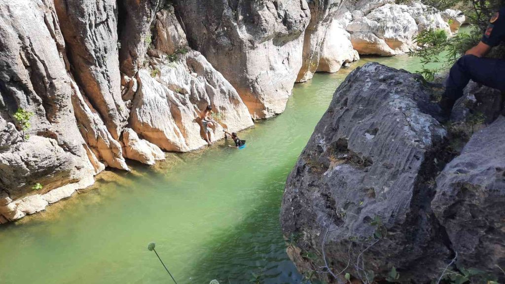 Sinek Çayı’nda mahsur kalan çocuk kurtarıldı