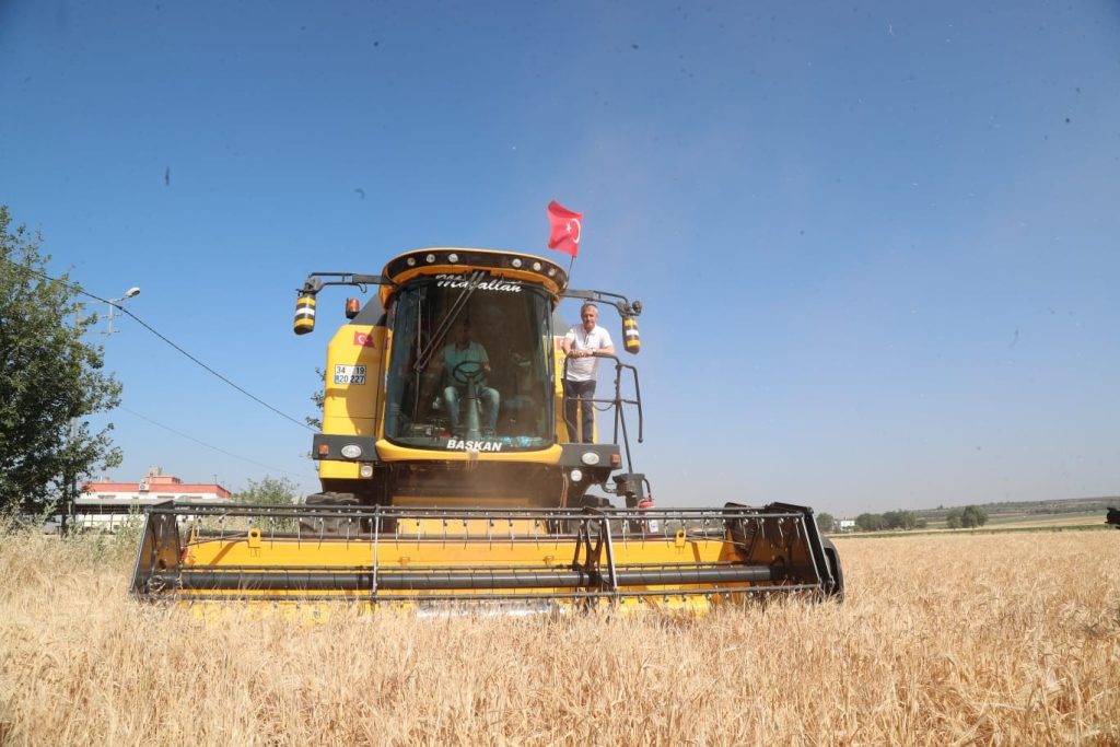 Tahmazoğlu çiftçinin hasat sevincine ortak oldu