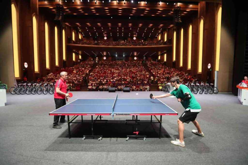 Tahmazoğlu’ndan sporculara hediye yağmuru