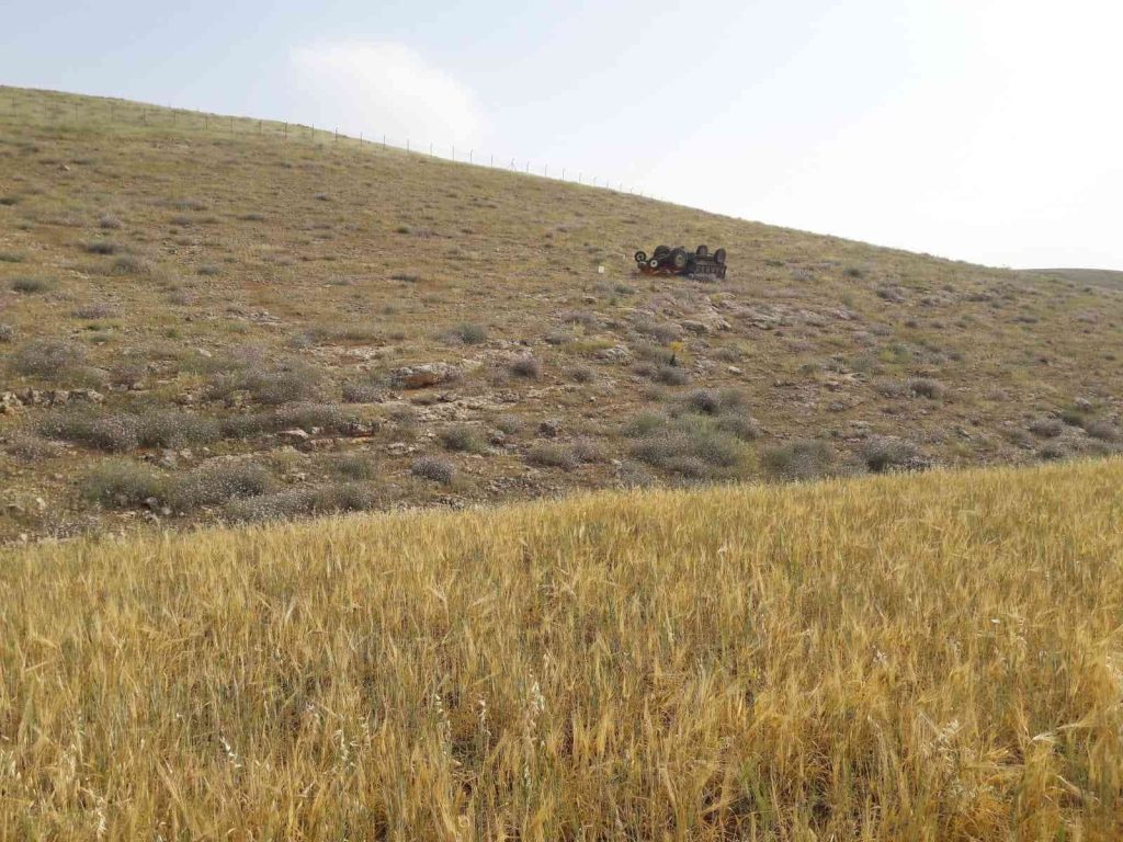 Taklalar atan traktörden burnu bile kanamadan kurtuldu