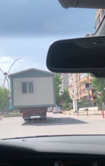 Trafikte prefabrik ev taşıyarak herkesin hayatını tehlikeye attı