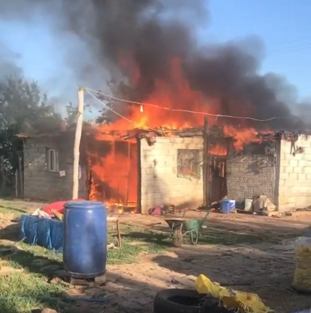 Yaşlı çiftin kaldığı bağ evi alevlere teslim oldu
