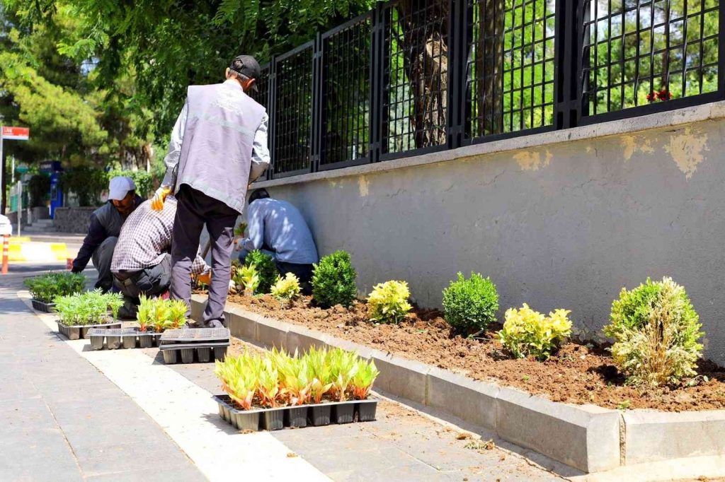 Yenişehir’de park ve bahçelerde bakım