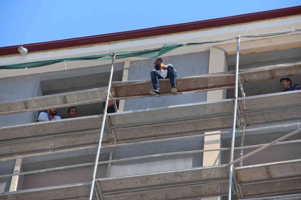 11’inci kata çıkıp atlamak istedi, polis ikna etti
