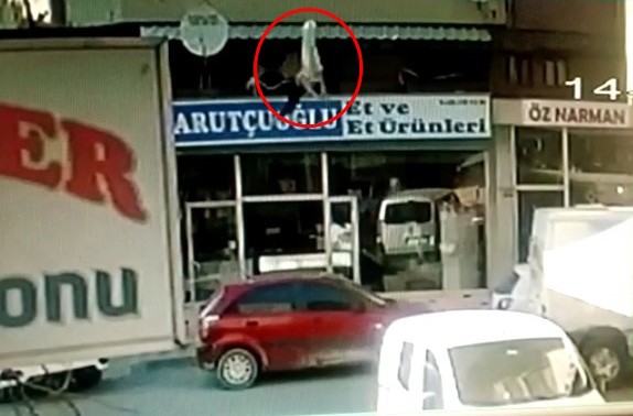 4. kattan düşen çocuk ağır yaralandı