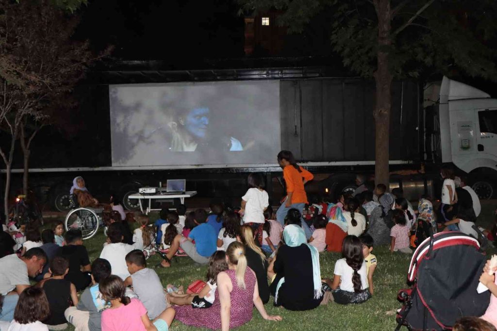 Açık hava sineması miniklerle buluştu