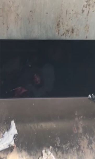 Atık kağıt toplamak isterken gömme çöp konteynerine düştü