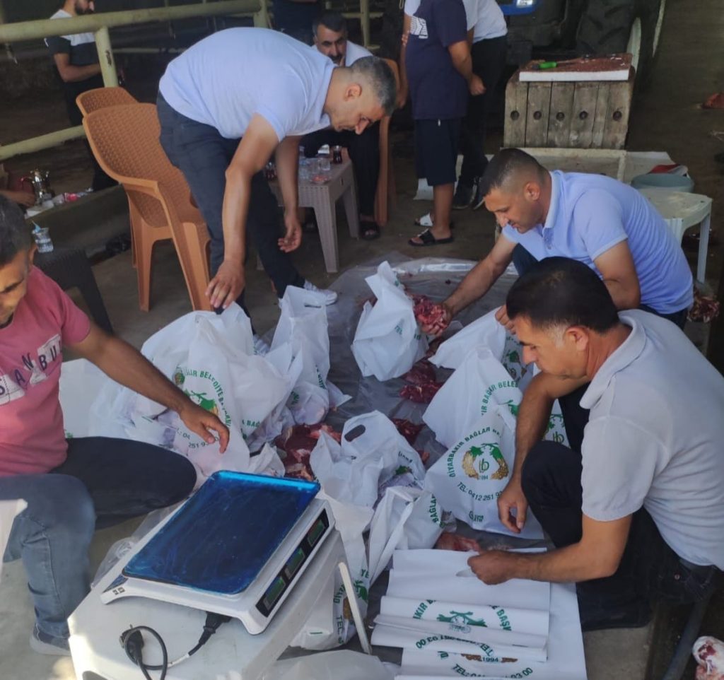 Bağlar Belediyesi kurban etlerini ihtiyaç sahiplerine ulaştırdı