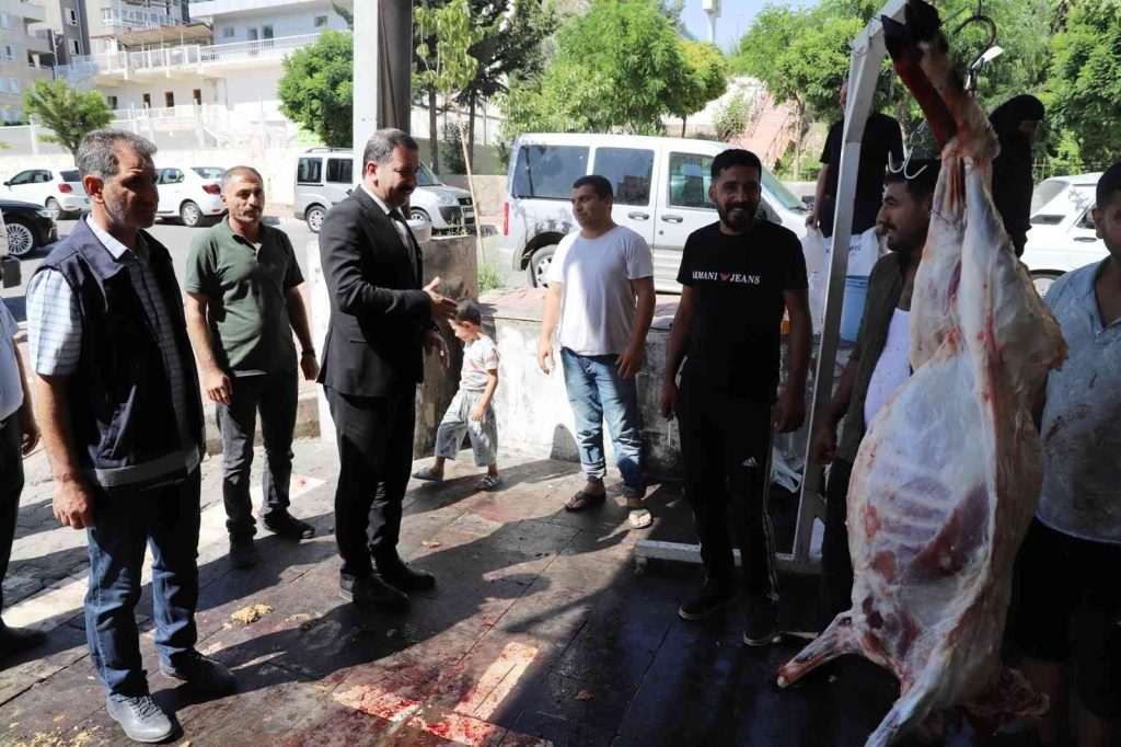 Baydilli kurban kesim yerlerinde vatandaşlarla bayramlaştı