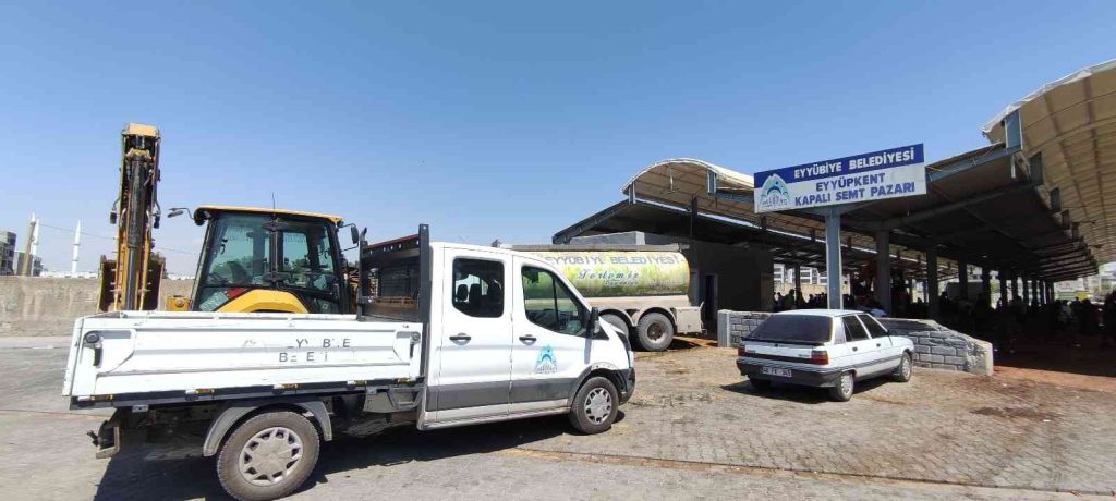 Belediye ekipleri bayramda yoğun mesai yapıyor