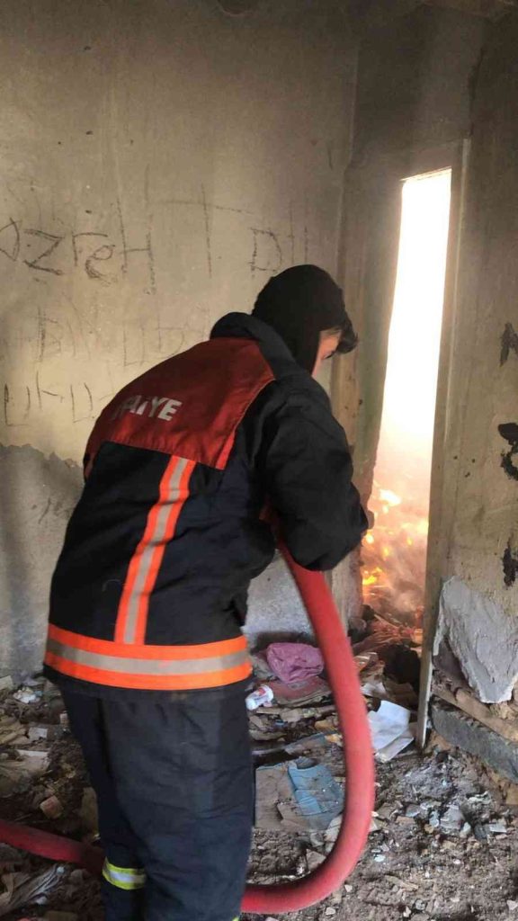 Bingöl’de metruk binadaki yangın söndürüldü