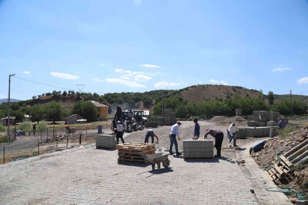 Bingöl’de üstyapı çalışmaları sürüyor