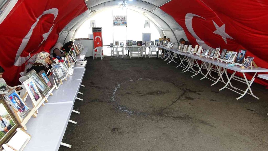 Diyarbakır’da ailelerin direnişi bin 44’üncü gününde