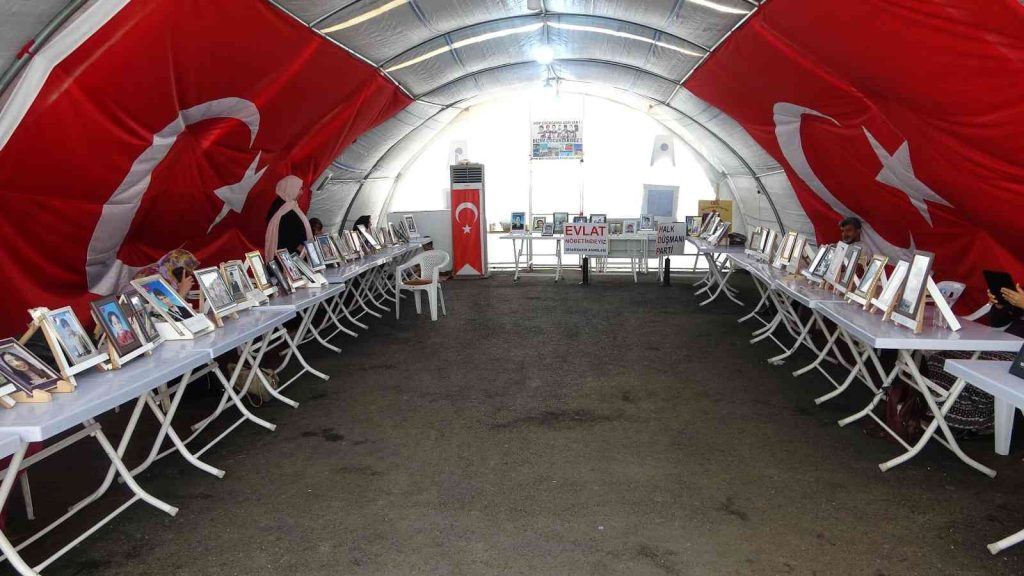 Diyarbakır’da ailelerin evlat nöbeti bin 58’inci gününde