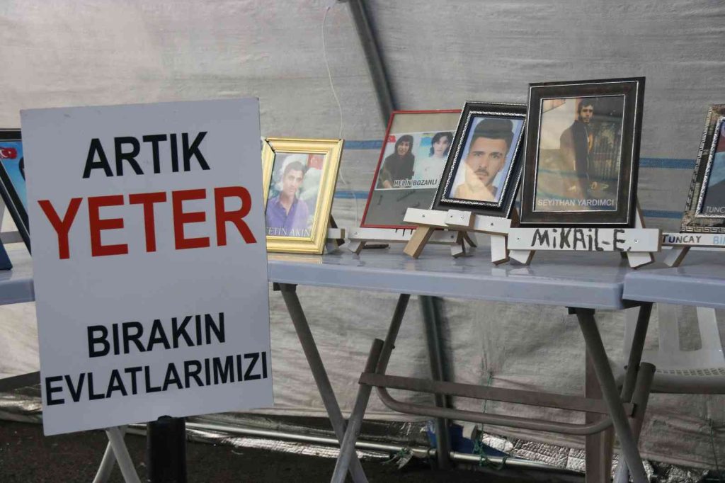 Diyarbakır’da ailelerin PKK ve HDP’ye karşı eylemleri bin 52’nci gününde