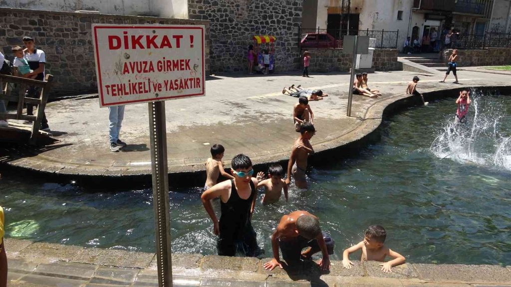 Diyarbakır’da asfalt buharlaştı, çocuklar süs havuzlarına koştu