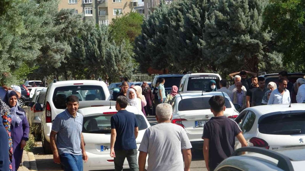 Diyarbakır’da bayram sabahı vatandaşlar mezarlıklara akın etti