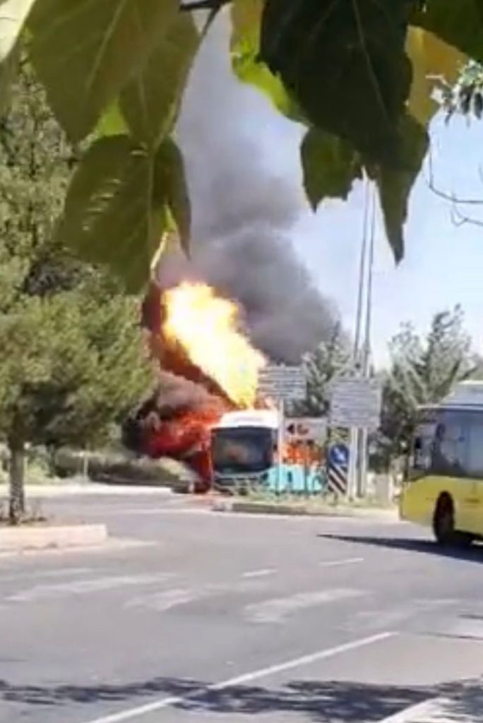 Diyarbakır’da belediye otobüsü alevlere teslim oldu, kısa sürede kül oldu