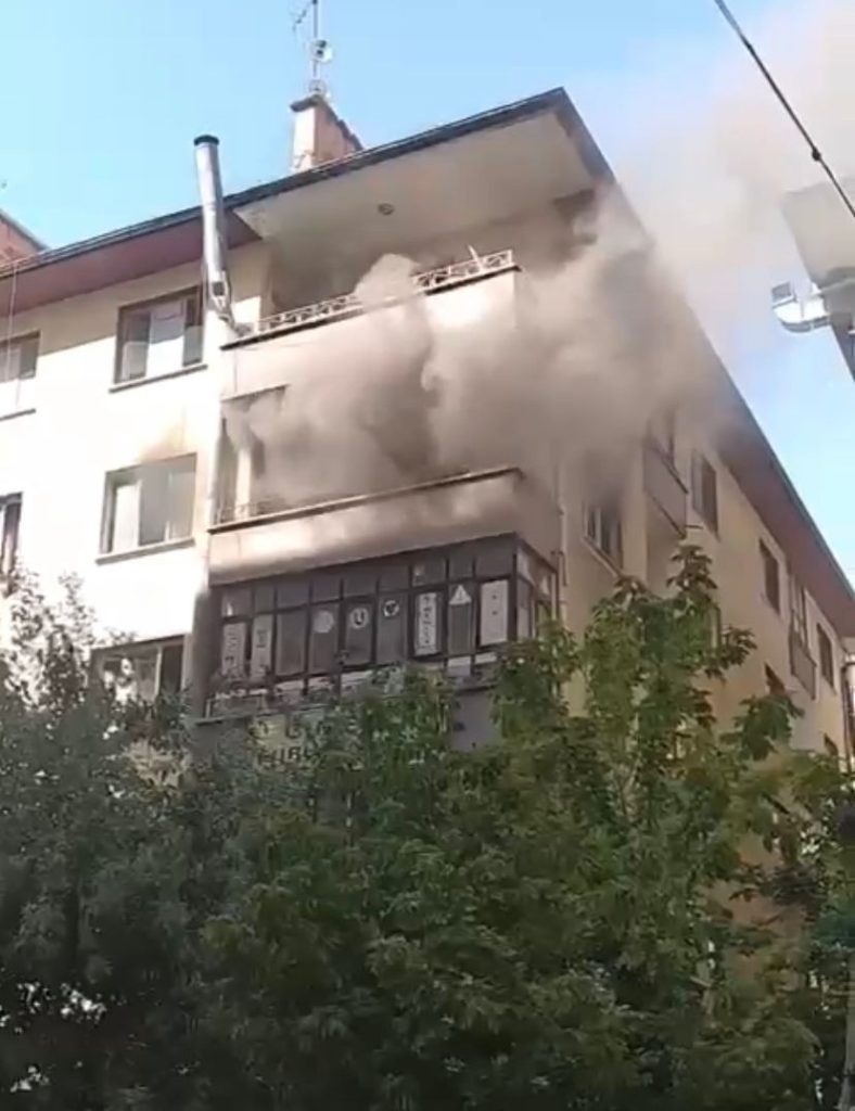 Diyarbakır’da bir apartmanın 3’üncü katında yangın
