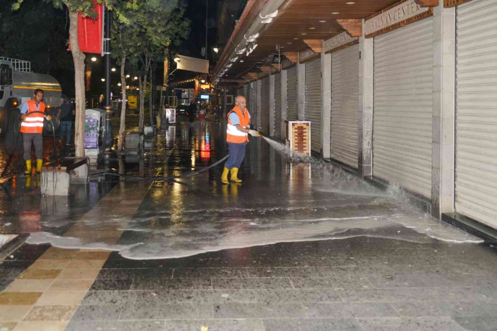 Diyarbakır’da cadde ve kaldırımlarda bayram temizliği